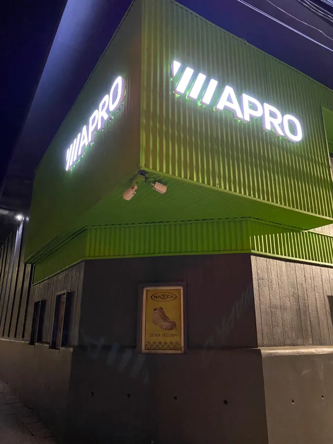 Letrero luminoso APRO de noche